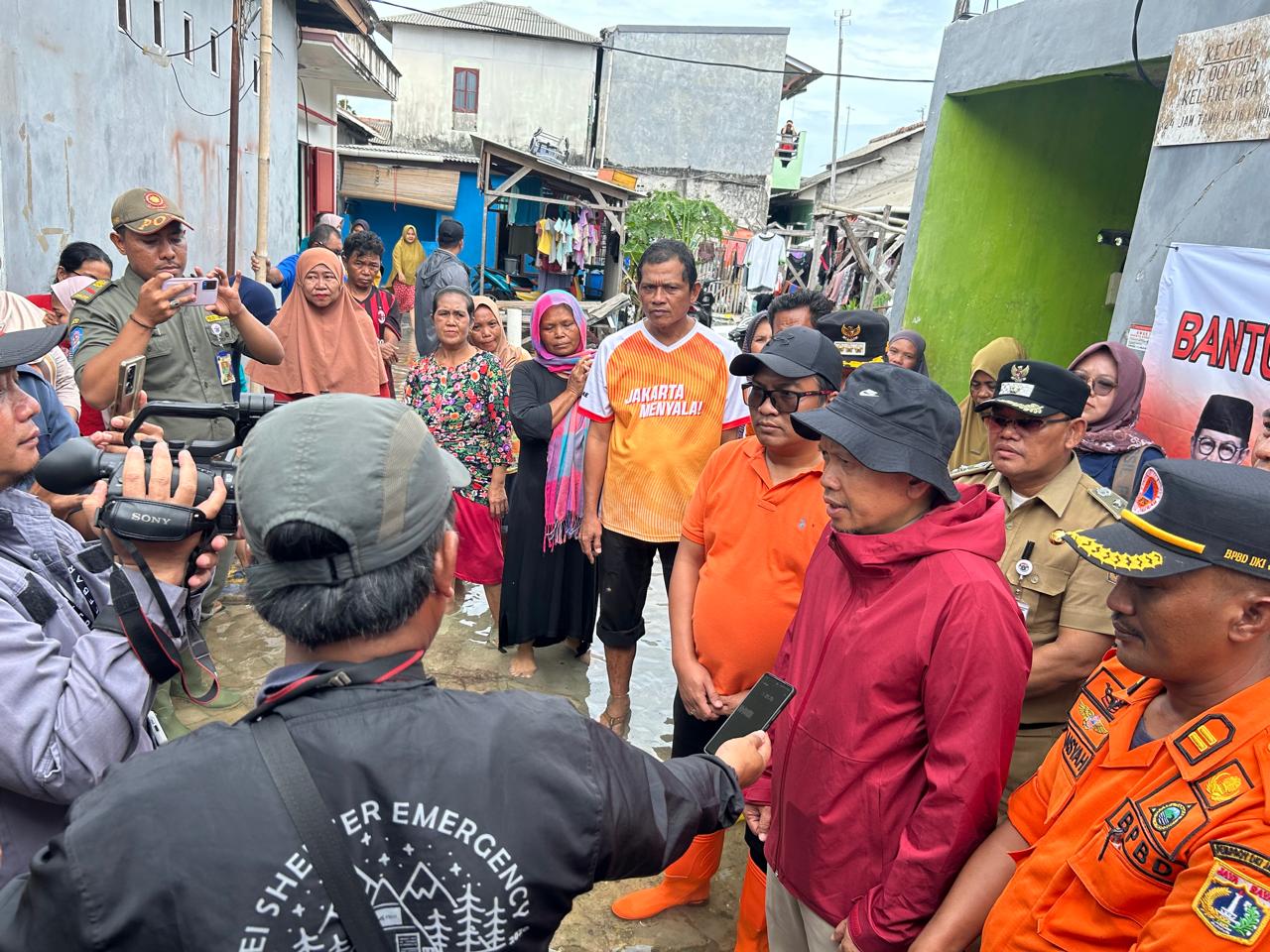 Kapolsek Kepulauan Seribu Dampingi Plt Bupati Tinjau Korban Banjir Rob di Pulau Kelapa dan Pulau Panggang