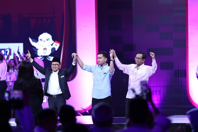 Gibran Tampil Memukau Saat Debat, Prabowo Beri Dua Kali Pelukan Bangga