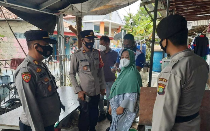 Kapolsek Kep Seribu Utara Sambangi Warga Secara Door to Door Ajak Warga Suntik Vaksin Covid-19