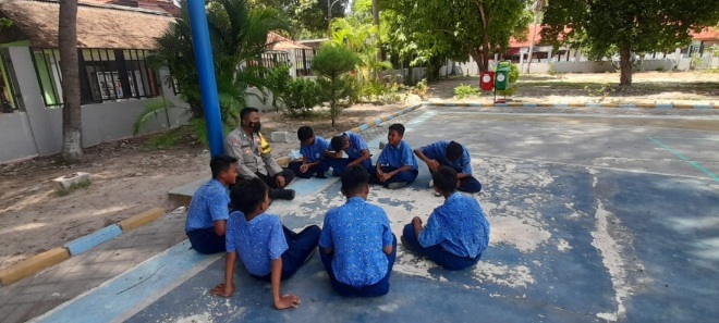 Bhabinkamtibmas Polres Kepulauan Seribu Berikan Motivasi Kepada Pelajar SMP