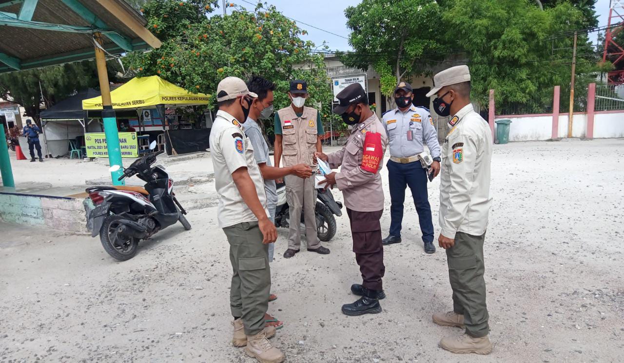 PPKM Level 1, Polsek Kep Seribu Selatan Bagikan Masker Sekaligus Himbau ProKes ke Warga
