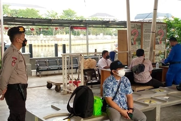 Di Dermaga Keberangkatan, 61 Warga Akan Ke Pulau Seribu Tunjukkan Sertifikat Vaksin