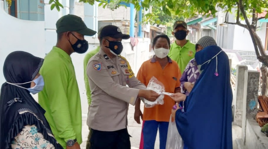 PPKM Level2, Polsek Kep Seribu Utara Terus Berikan Himbauan ProKes dan Bagikan Masker Ke Warga