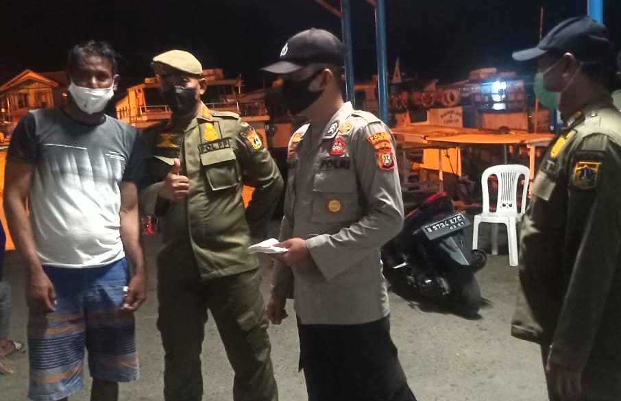 Polsek Kep Seribu Utara Terus Giatkan Patroli Pengawasan ProKes Malam Hari Ingatkan Warga Taat Aturan PPKM Level 2