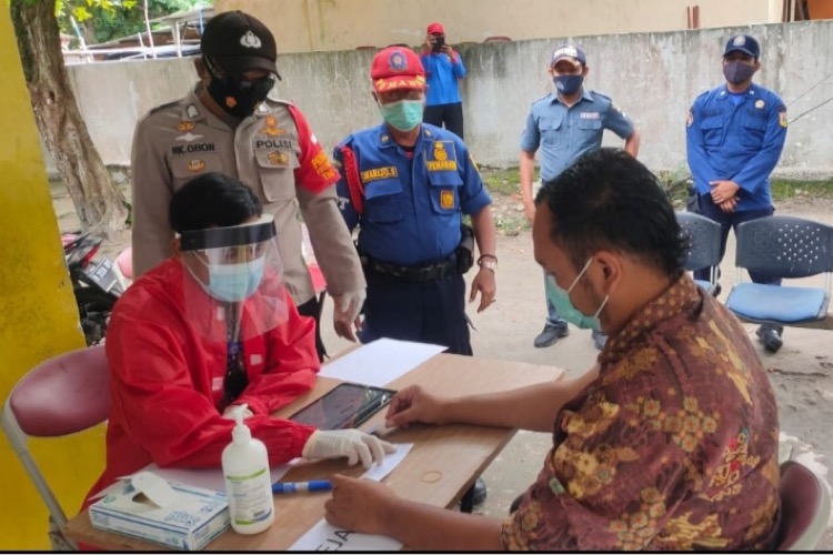 Personil Polres Kep Seribu Lakukan Pengamanan Giat Suntik Vaksin Covid-19