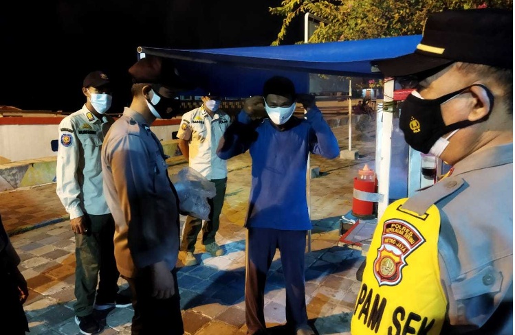 Patroli Pengawasan Malam Hari Terus Digiatkan Polsek Kep Seribu Utara Untuk Pastikan Warga Taat ProKes
