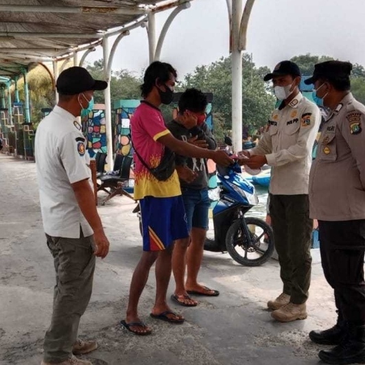 Terus Imbau ProKes dan Bagikan 1.100 Masker, Polres Kep Seribu Konsisten Cegah COVID-19