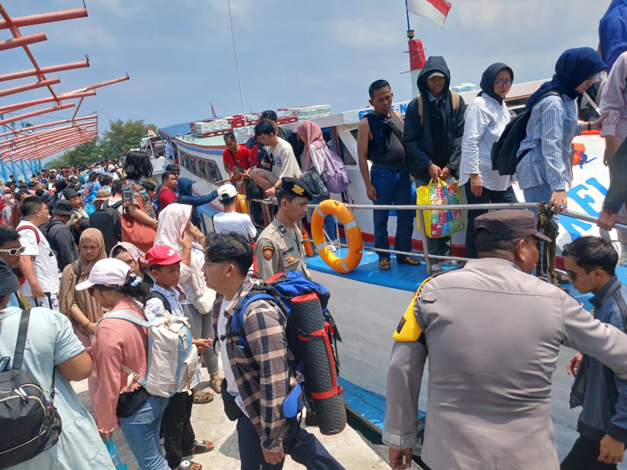 Anggota Pospam Ops Ketupat Jaya 2024 Polres Kepulauan Seribu Siaga di Dermaga, Himbau Keselamatan Wisatawan