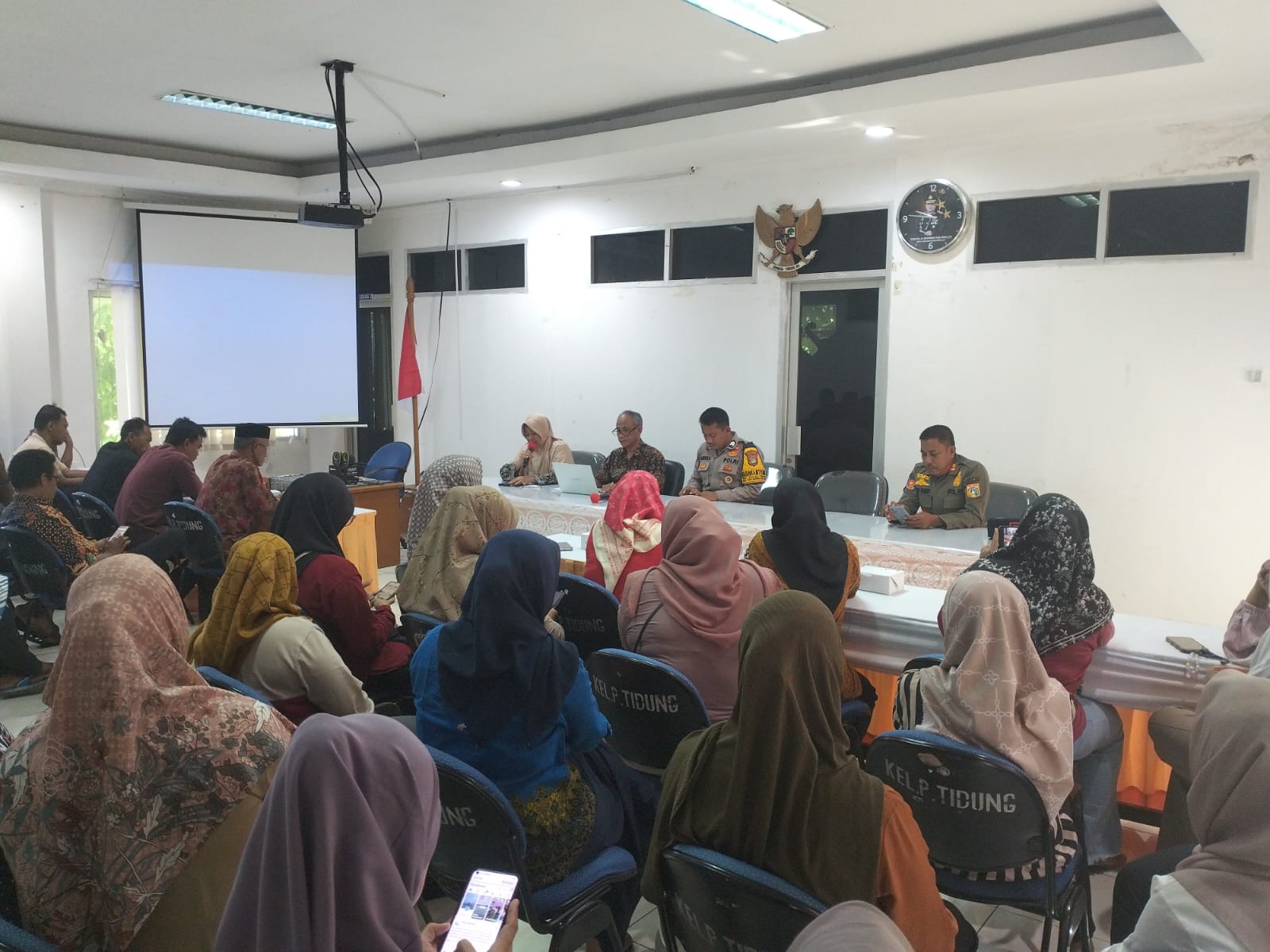 Bhabinkamtibmas Pulau Tidung Hadiri Sosialisasi dan Pembentukan Satlinmas di Kelurahan Pulau Tidung