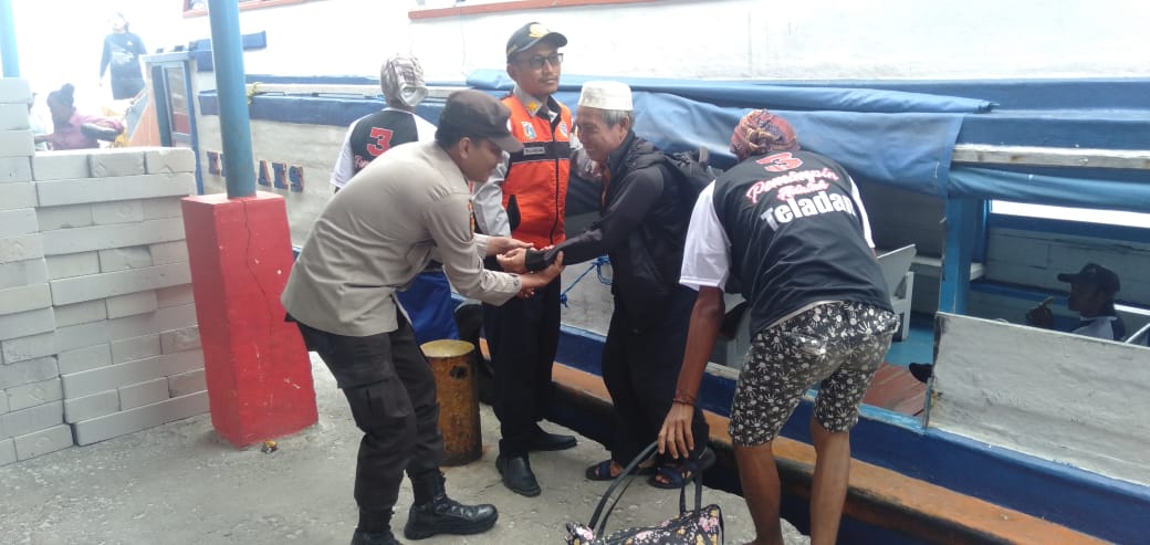 Polsek Kepulauan Seribu Utara Turut Serta Amankan Dermaga Pulau Panggang dan Bantu Warga Turun dari Kapal