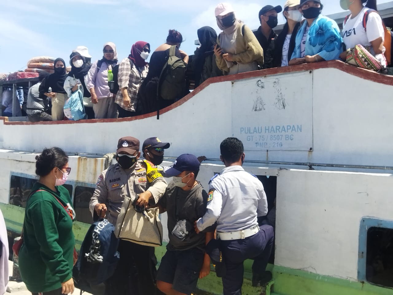 Pospam Polres Kepulauan Seribu Memantau dan Mengamankan Dermaga Pulau Panggang