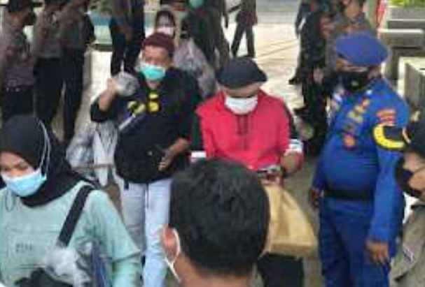 Polres Kep Seribu Wajibkan 70 Penumpang Kapal Ke Pulau Taat ProKes dan Scan PeduliLindungi Di Dermaga Marina Ancol