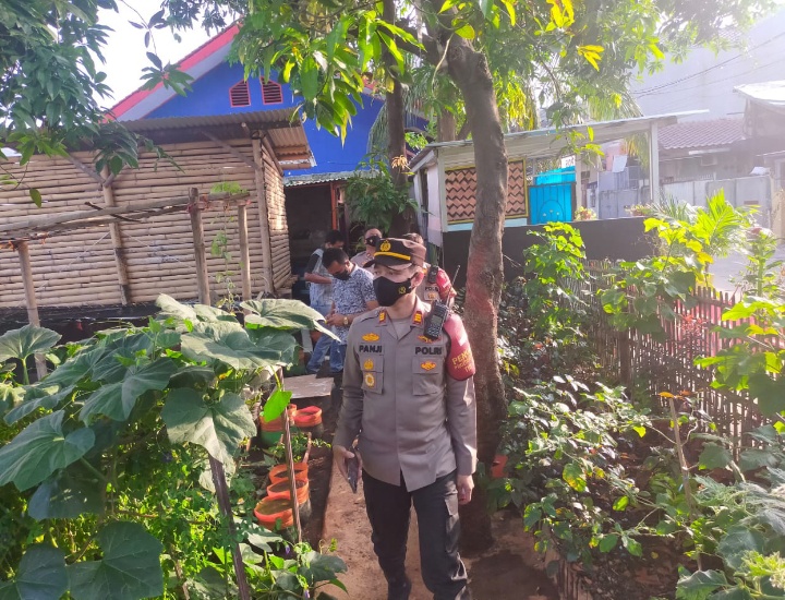 Kunjungi Kampung Tangguh Jaya, Kapolsek Pademangan Himbau Warga yang Mudik Ikuti Swab Test Gratis