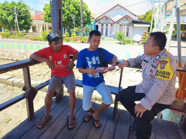 Bhabinkamtibmas Pulau Pramuka Ajak Warga Jaga Kamtibmas Perangi Hoax