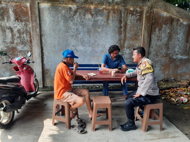 Bhabinkamtibmas Pulau Tidung Sambangi Ketua RT 007/02 untuk Memperkuat Kamtibmas