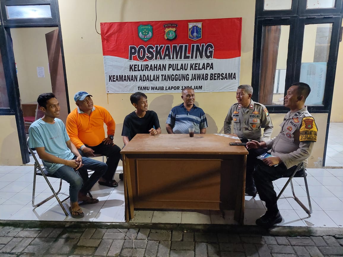 Bhabinkamtibmas Pulau Kelapa Ajak Warga Lakukan Poskamling dan Bijak Gunakan Media Sosial Jelang Pemilu 2024
