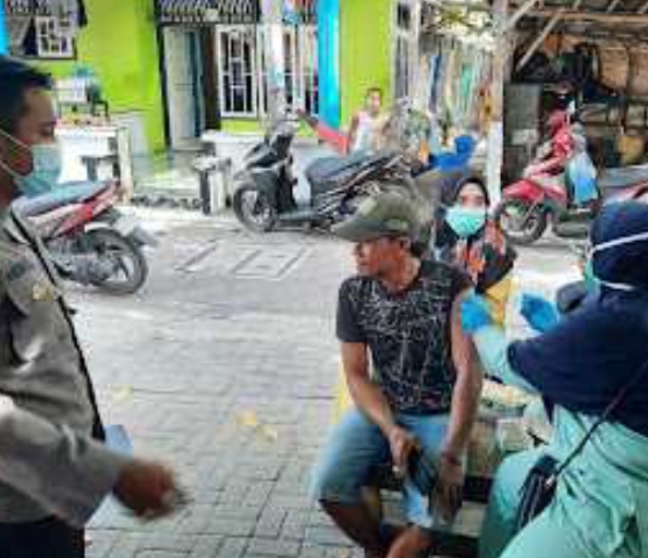 Terus Gelar Vaksinasi Booster Selama Puasa, Polsek Kep Seribu Selatan Adakan dengan Door to Door