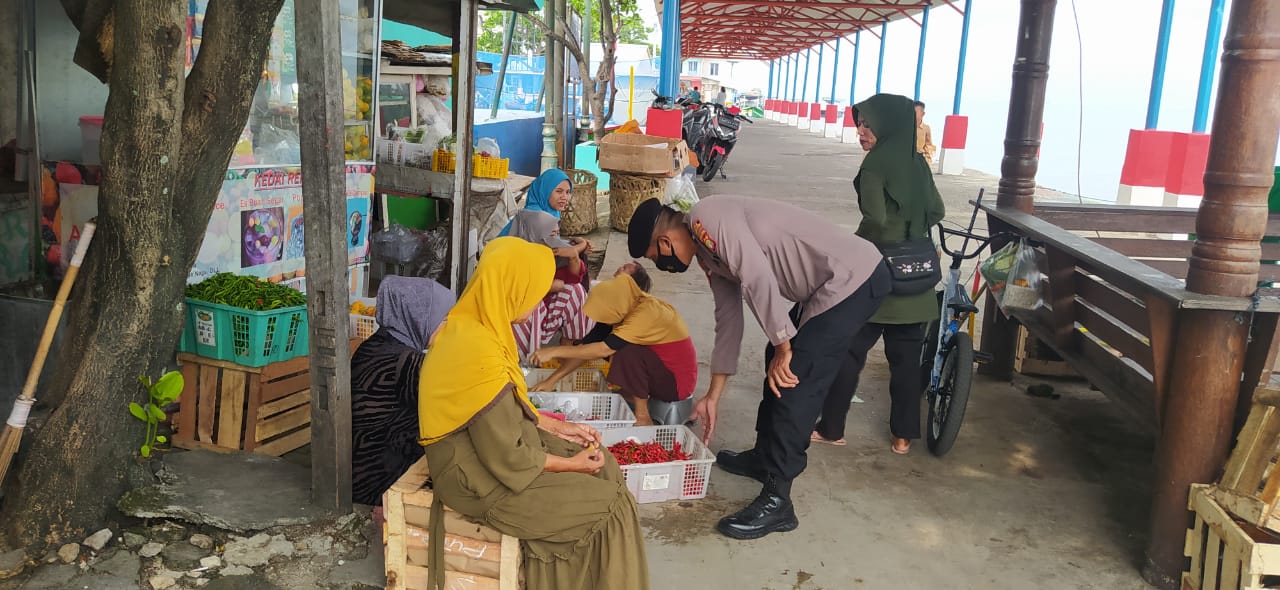 Pantau Wilayah, Sat Samapta Polres Kepulauan Seribu Laksanakan Patroli Jalan Kaki
