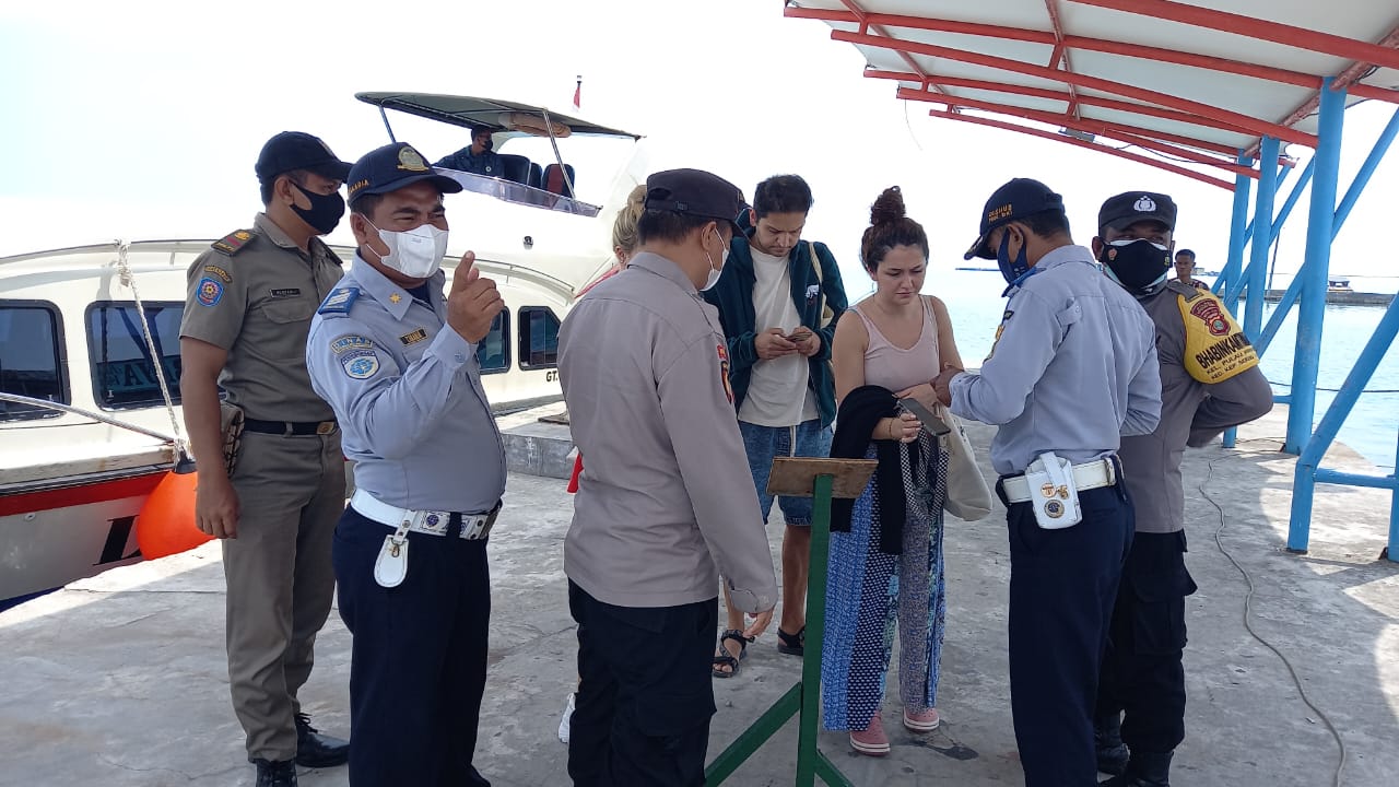 Polres Kepulauan Seribu Berikan Pengamanan Di Dermaga Kedatangan Terhadap 215 Penumpang