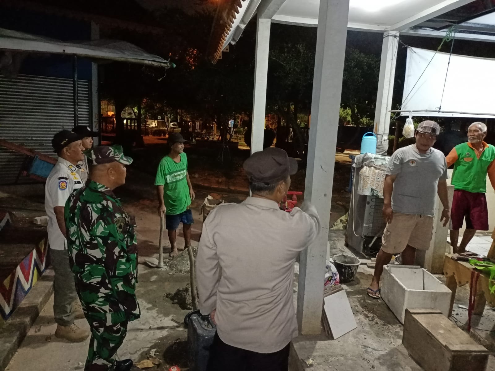 Patroli Malam Pulau Untung Jawa Sambangi Warga Himbau Jaga Kamtibmas