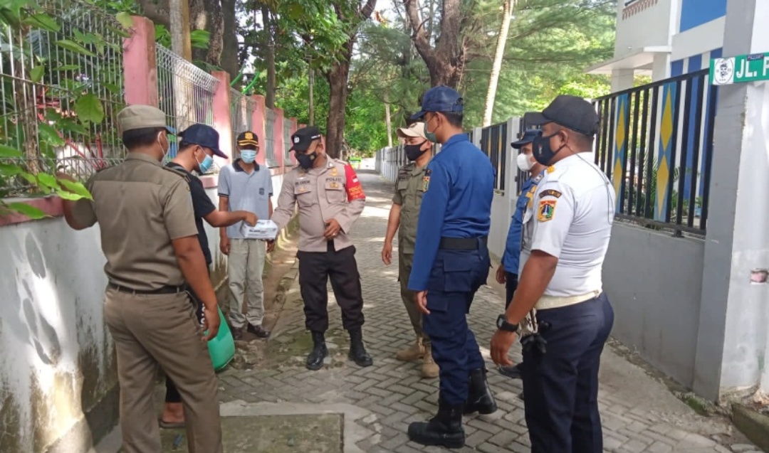 Polsek Kep Seribu Selatan Terus Himbau ProKes dan Bagikan Masker ke Warga Cegah Sebaran COVID-19
