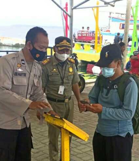 Polsek Kep Seribu Utara Wajibkan 196 Penumpang Kapal di 4 Dermaga Pulau Permuikan Scan PeduliLindungi