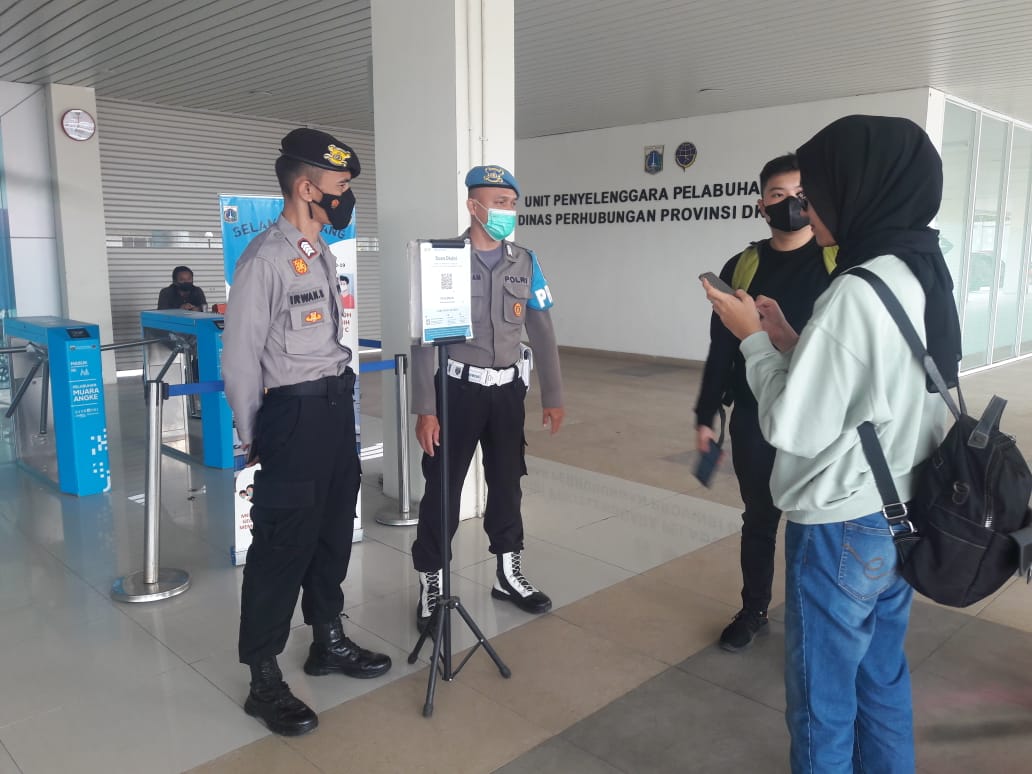 Polres Kepulauan Seribu Mewajibkan Penumpang Dermaga Kaliadem Scan PeduliLindungi