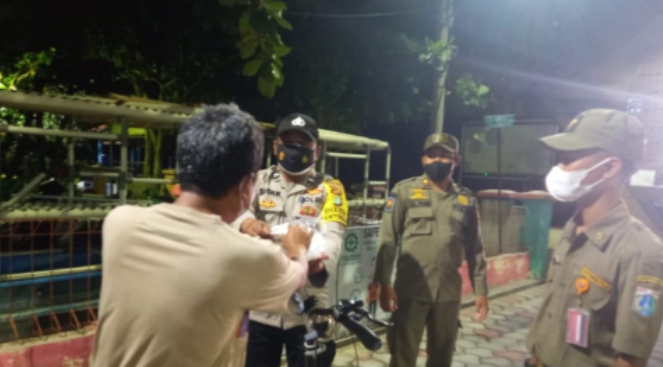 Terus Cegah Sebaran COVID-19, Polsek Kep Seribu Utara Gelar Patroli Pengawasan ProKes Malam Hari Hingga Bagikan Masker