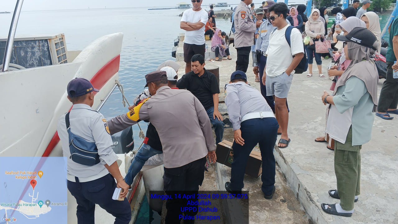 Anggota Pospam Ops Ketupat Jaya 2024 Polres Kepulauan Seribu Amankan Kedatangan Wisatawan di Dermaga Pulau Wisata