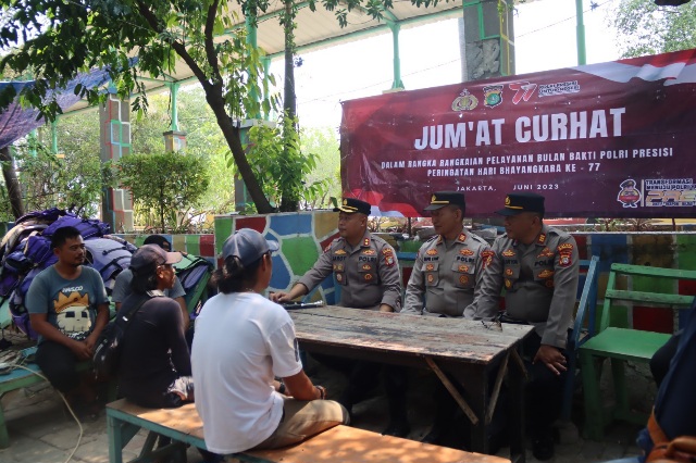 Kapolres Kepulauan Seribu Gelar Kegiatan "Jum'at Curhat" dengan Warga Pulau Untung Jawa untuk Mendukung Keamanan Wisata
