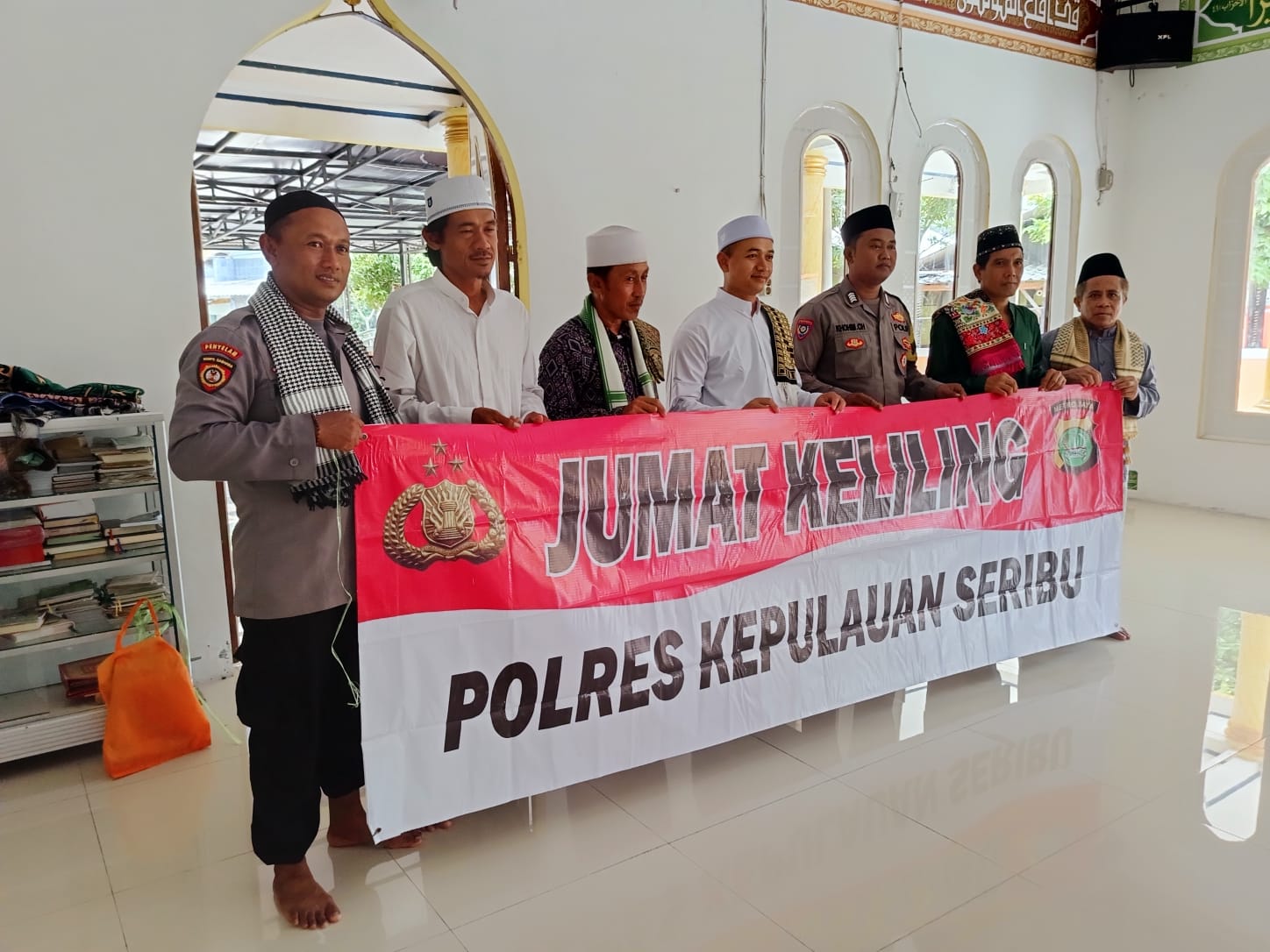 Bripka Khohim Chovivi Bhabinkamtibmas Pulau Pari Ajak Warga Tingkatkan Keimanan dan Ketaqwaan demi Suksesnya Pemilu 2024