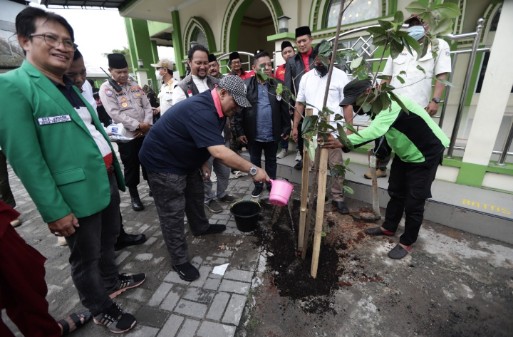 Pemkot Jakut Dan FLO Berkolaborasi Menanam Pohon