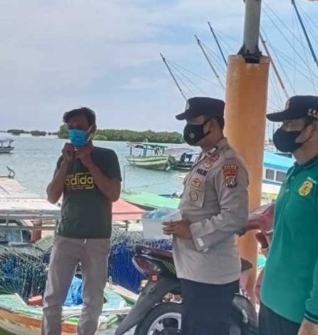 Polsek Kep Seribu Selatan Ketatkan Prokes dan Wajibkan Semua Penumpamg Kapal Tiba Scan PeduliLindungi