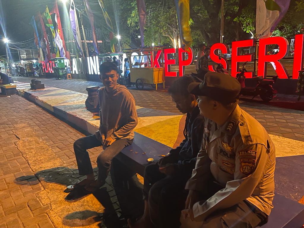PolsubSektor Pulau Panggang Giatkan Patroli Malam Polri Presisi untuk Cipta Kondisi dan Himbau Humanis kepada Remaja di Pulau Pramuka