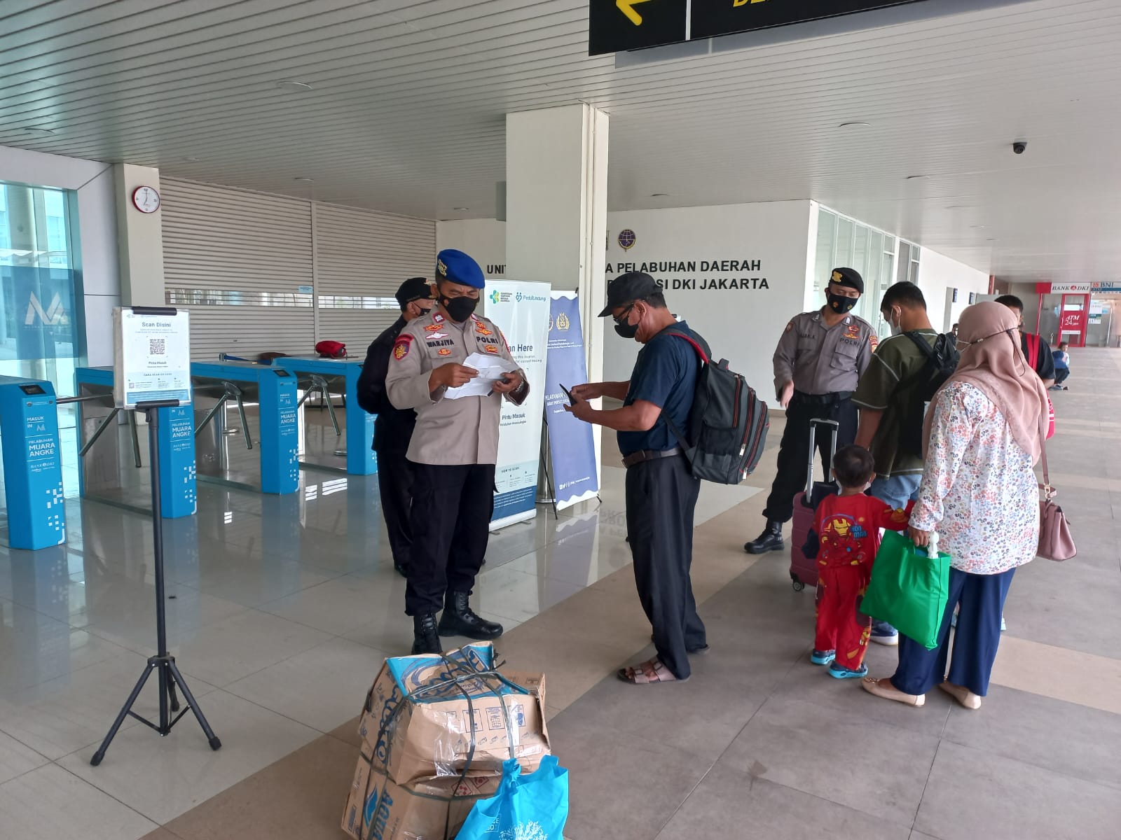 Polres Kepulauan Seribu Laksanakan Pengamanan Terhadap 316 Penumpang di Dermaga Kali Adem