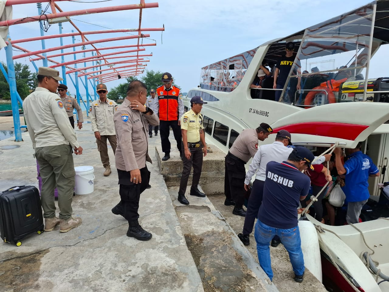 Humanis Polsek Kepulauan Seribu Utara: Anggota Polres Selalu Siap Melayani di Dermaga Pulau Kelapa"