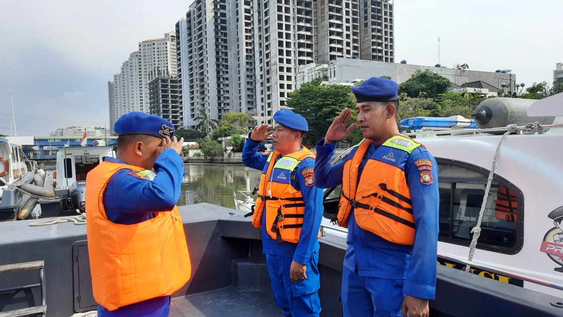 Satuan Polairud Polres Kepulauan Seribu Sambangi Nelayan Himbau Keselamatan Berlayar