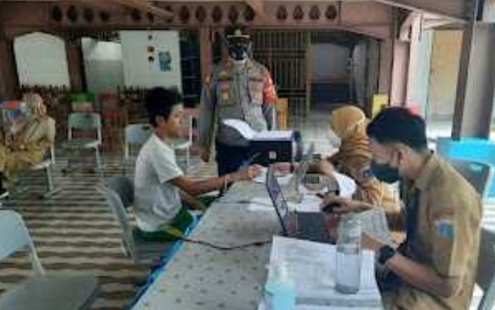 Ajak Warga Suntik Vaksin COVID-19, Kapolsek Kep Seribu Utara Sambangi Warga Secara Door to Door