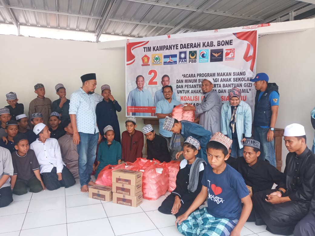 Tancap Gas! TKD Prabowo Gibran Bagi-Bagi Susu dan Makanan Gratis di Hari Pertama Kampanye di Pesantren