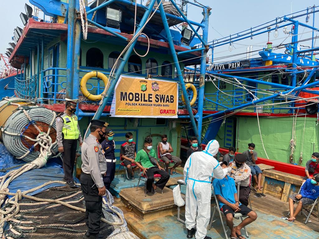 Diatas Kapal, Polsek Kawasan Muara Baru Swab Test 20 ABK dan Pekerja