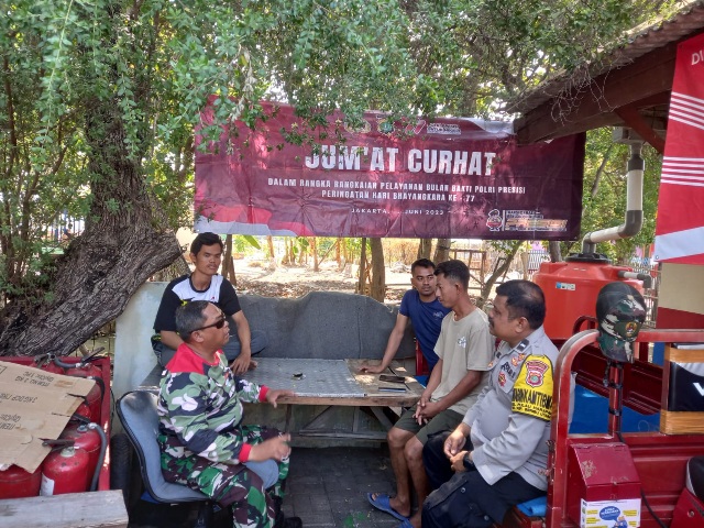 Bhabinkamtibmas Pulau Harapan Bersama Masyarakat Diskusikan Solusi Kamtibmas Dalam Jumat Curhat