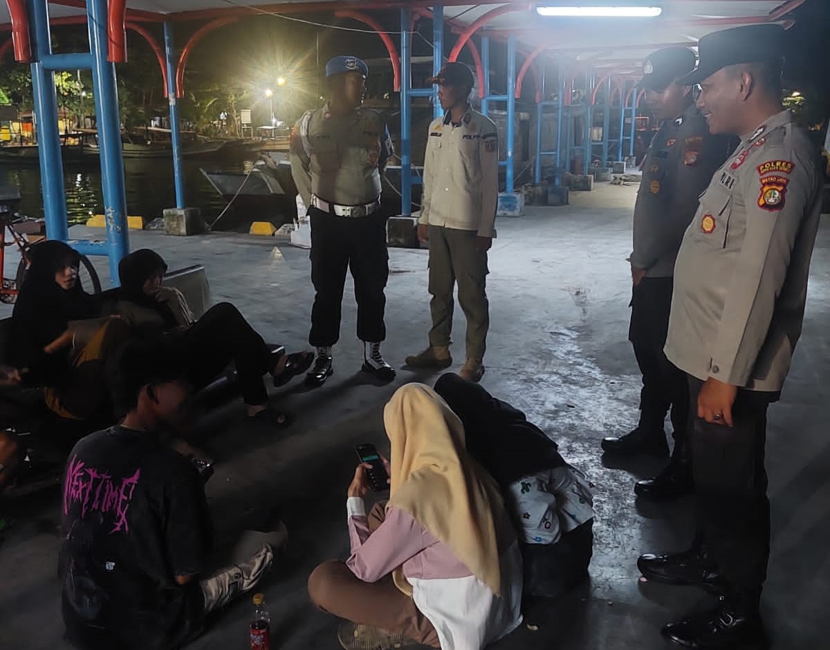 Patroli Malam Polsek Kepulauan Seribu Utara Sosialisasikan Bahaya Miras dan Narkoba