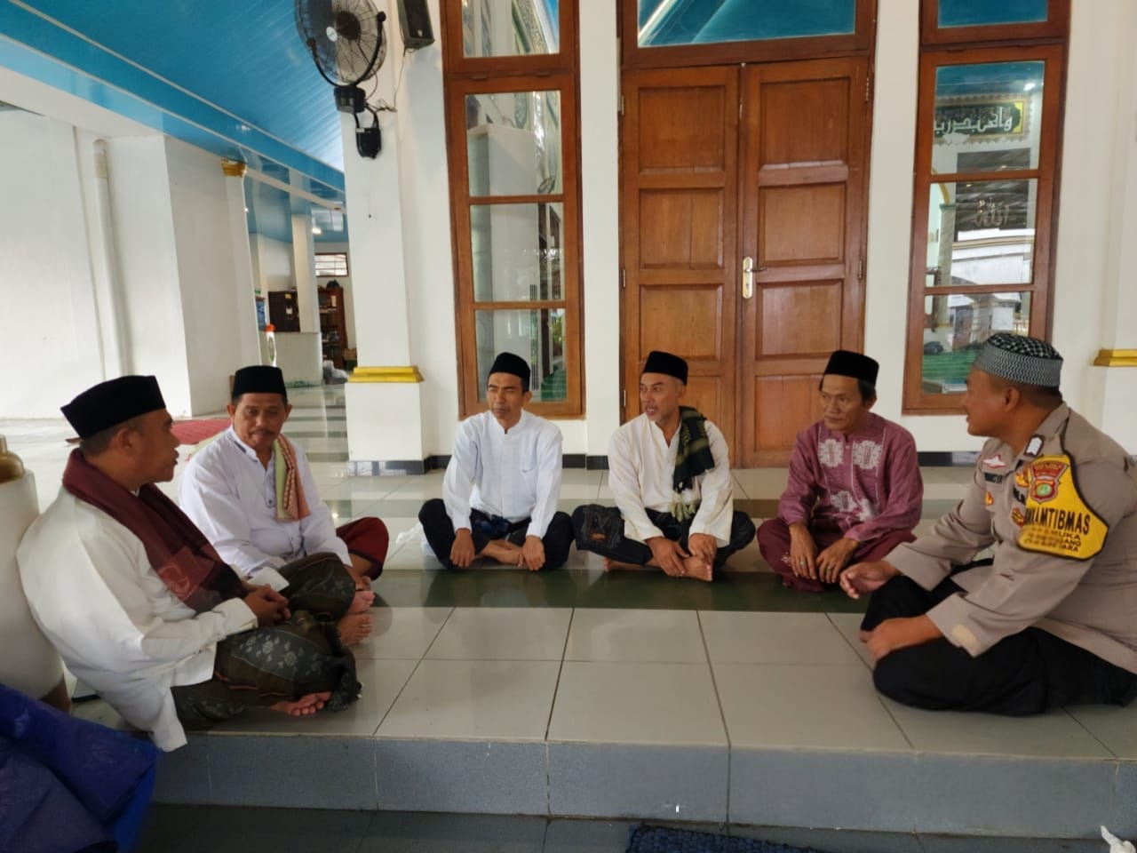 Bhabinkamtibmas Pulau Pramuka Sambangi Tokoh Agama untuk Jalin Silaturahmi dan Jaga Kamtibmas