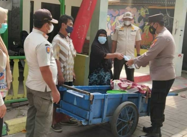 Cegah COVID-19, Imbauan ProKes terus disampaikan dan 1.000 Masker dibagikan Polres Kep Seribu ke Warga