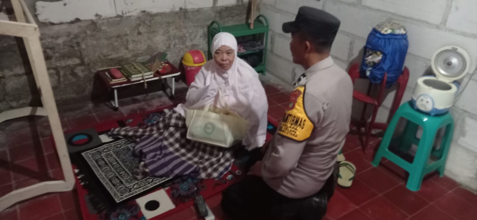 Polisi Humanis Bhabinkamtibmas Pulau Kelapa Berikan Bantuan kepada Janda Tidak Mampu