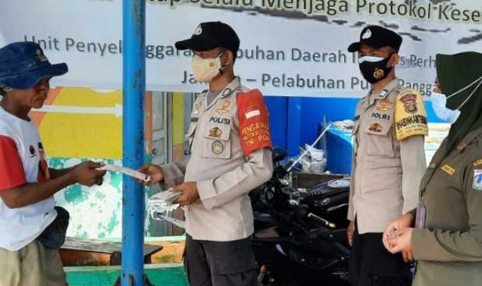 Bagikan 500 Masker Ke Warga, Polsek Kep Seribu Utara Ajak Terus Taat ProKes