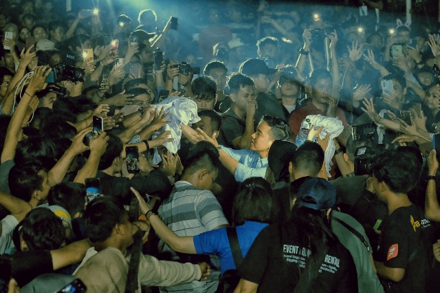 Gibran Ajak Warga Jambi Konser Bareng Sambil Borong Es Teh Gelas