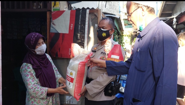 Polsek Kelapa Gading Gandeng Tokoh Agama Berikan Paket Sembako ke Warga