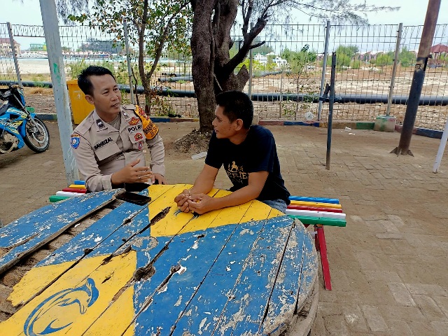 Bhabinkamtibmas Pulau Kelapa Sosialisasikan Layanan Contact Center 110 POLRI Secara Door to Door