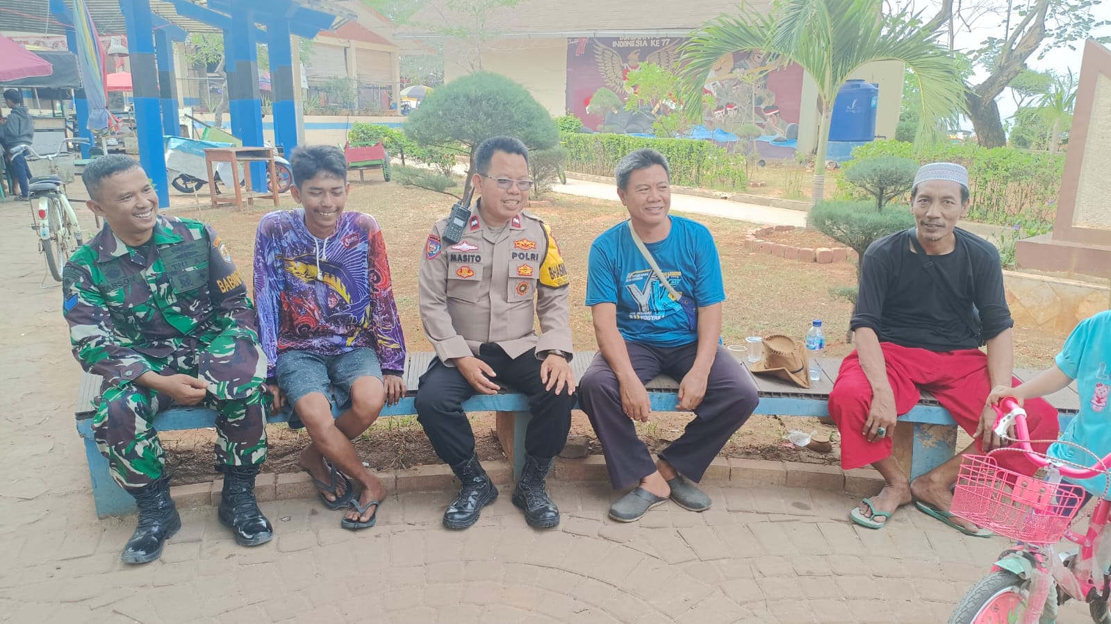 Bhabinkamtibmas dan Babinsa Pulau Untung Jawa Ajak Warga Sukseskan Pemilu 2024 Melalui Patroli Dialogis